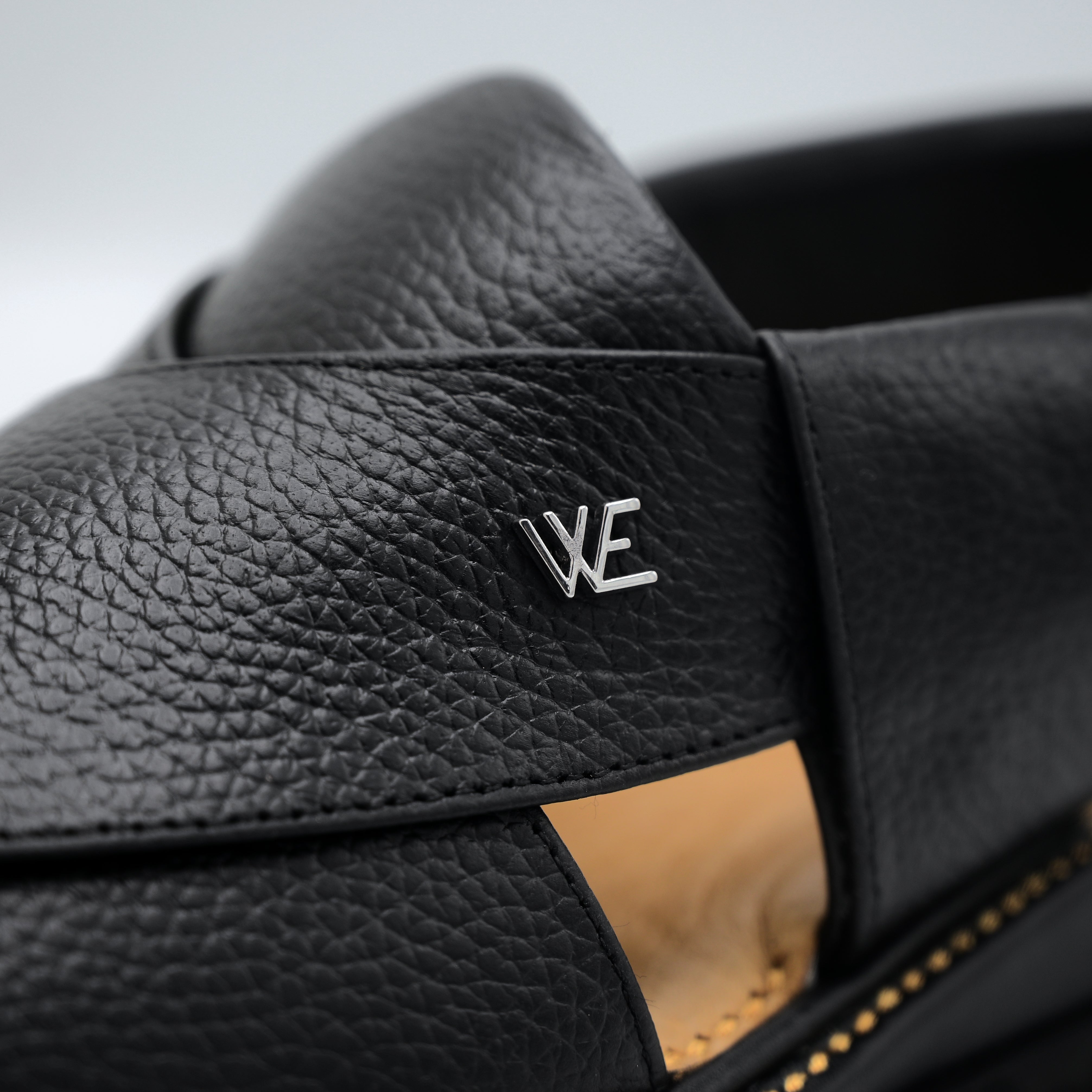 Kaptan Medicated Chappal (Black)